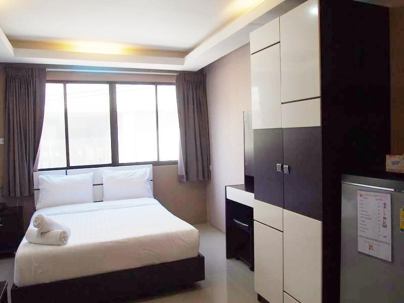 Royal Bombay Suites Jomtien Beach Exterior photo