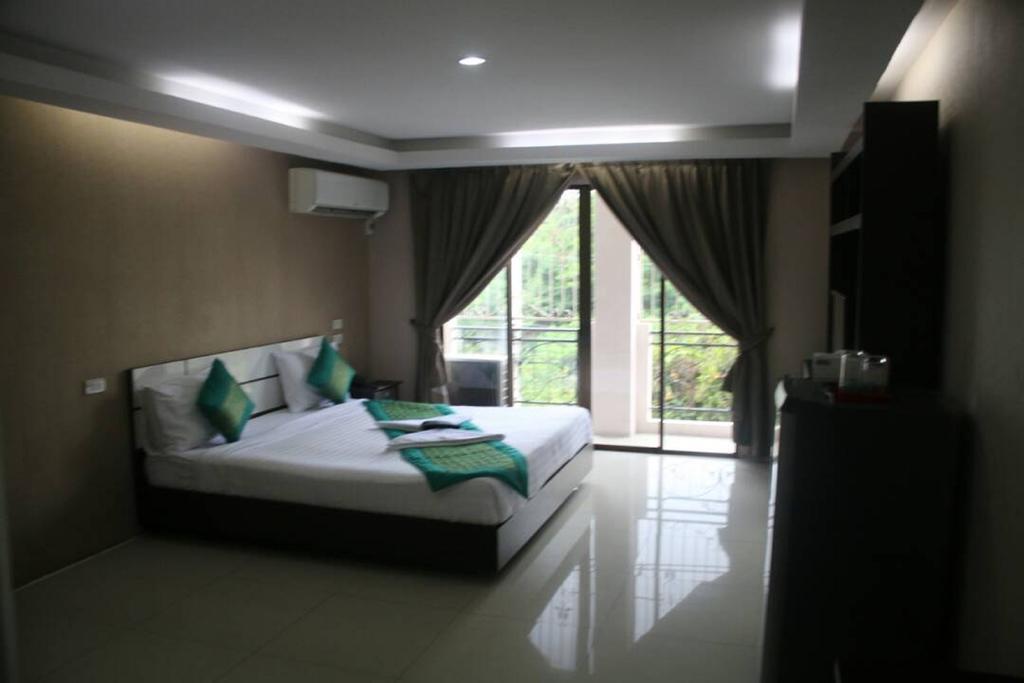 Royal Bombay Suites Jomtien Beach Exterior photo