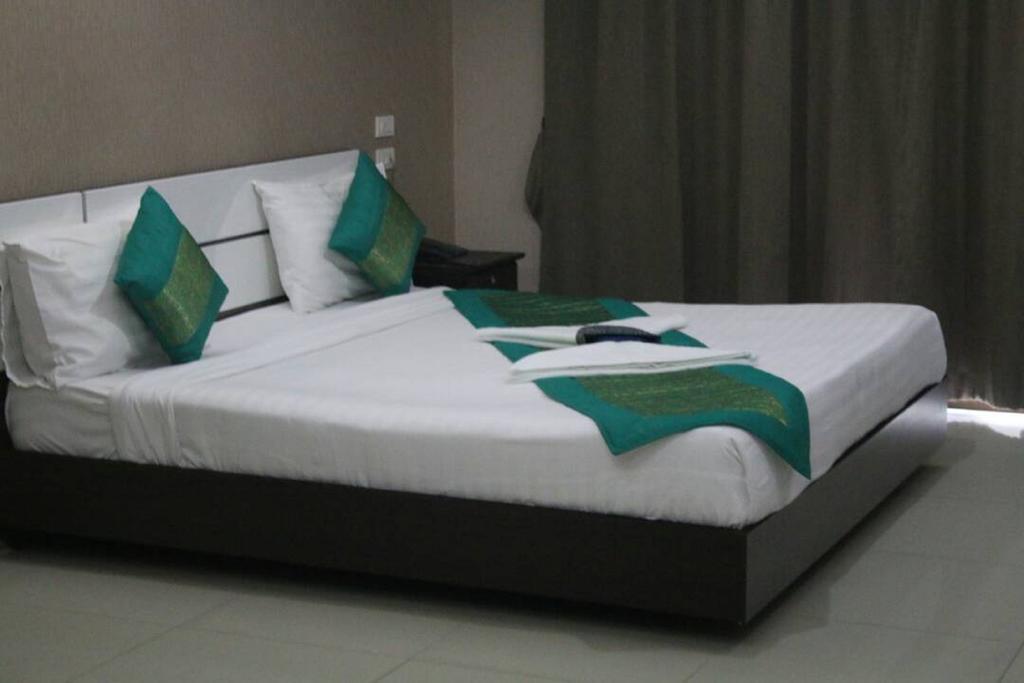 Royal Bombay Suites Jomtien Beach Exterior photo