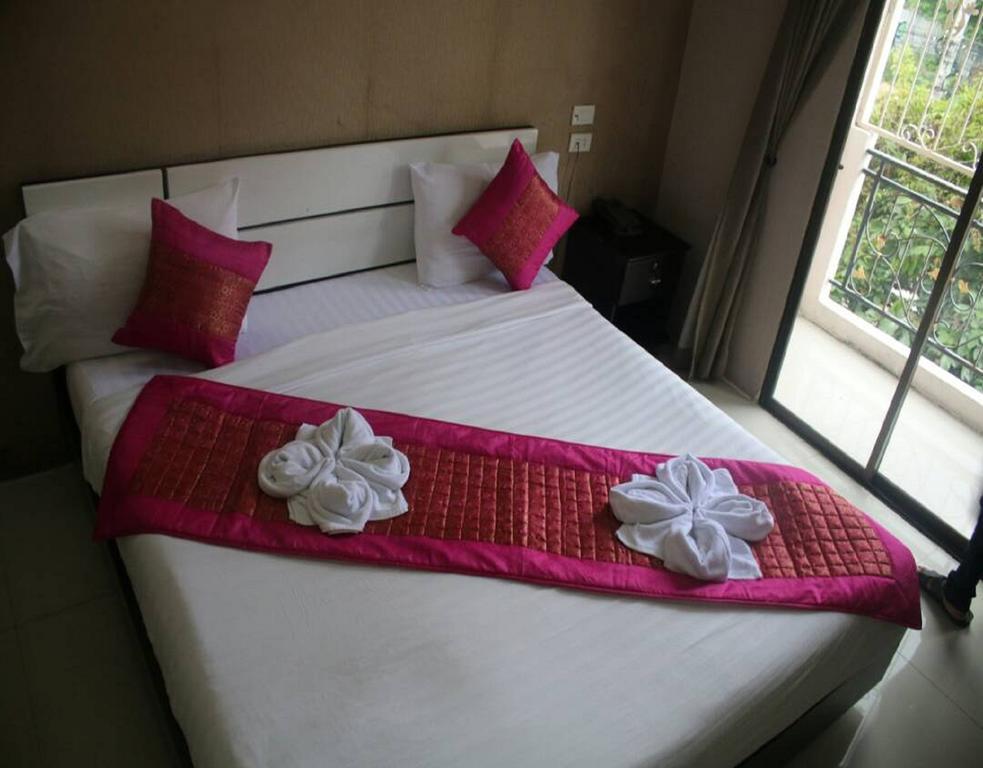 Royal Bombay Suites Jomtien Beach Exterior photo
