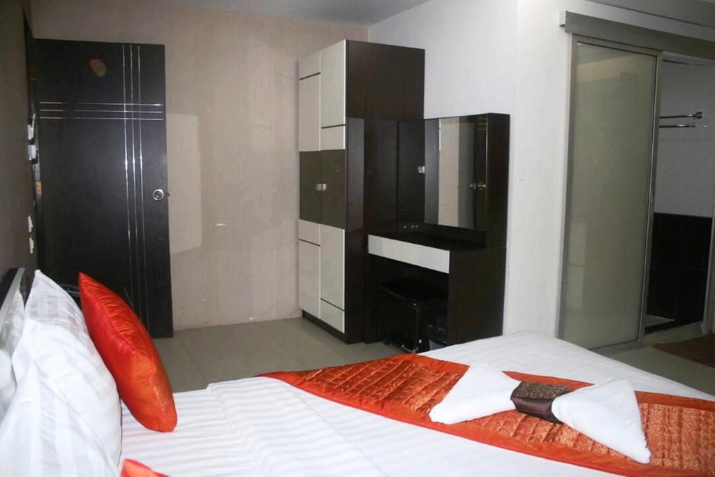 Royal Bombay Suites Jomtien Beach Exterior photo