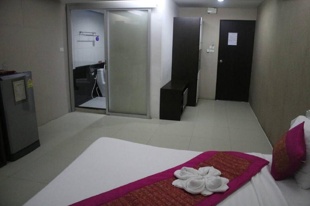 Royal Bombay Suites Jomtien Beach Exterior photo