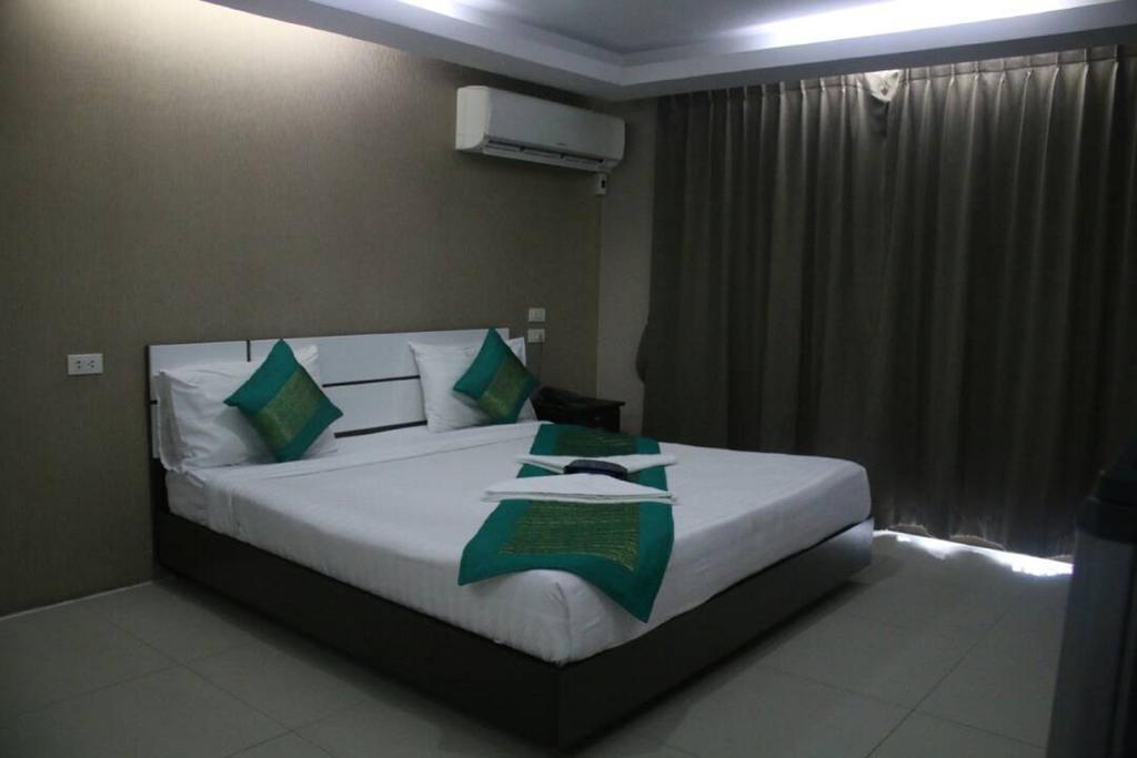 Royal Bombay Suites Jomtien Beach Exterior photo