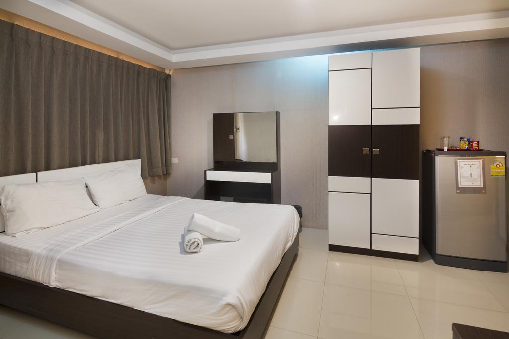 Royal Bombay Suites Jomtien Beach Exterior photo