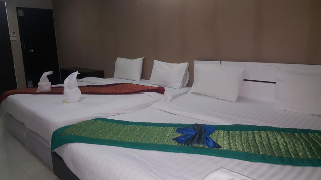 Royal Bombay Suites Jomtien Beach Exterior photo