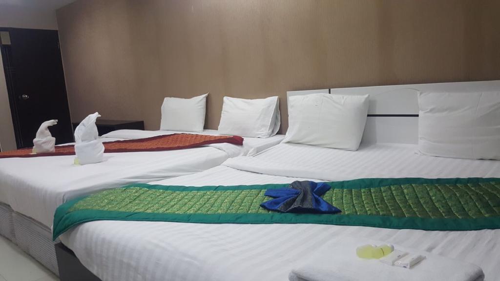 Royal Bombay Suites Jomtien Beach Exterior photo