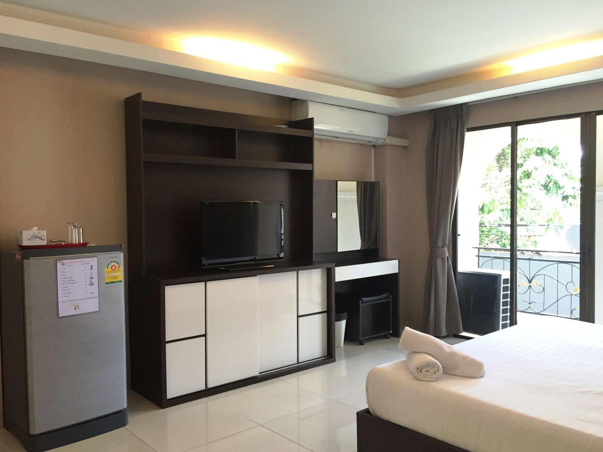 Royal Bombay Suites Jomtien Beach Exterior photo