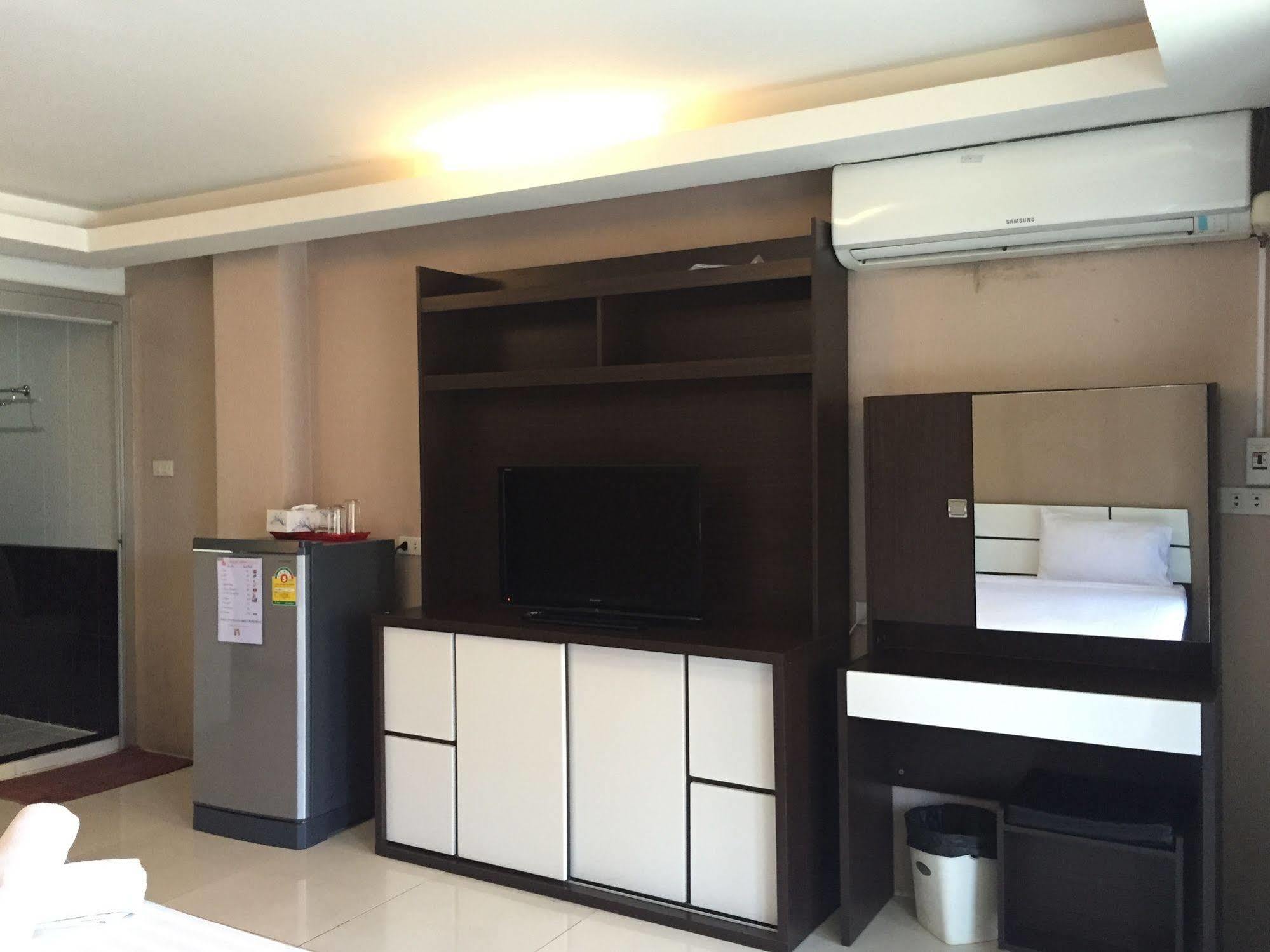 Royal Bombay Suites Jomtien Beach Exterior photo
