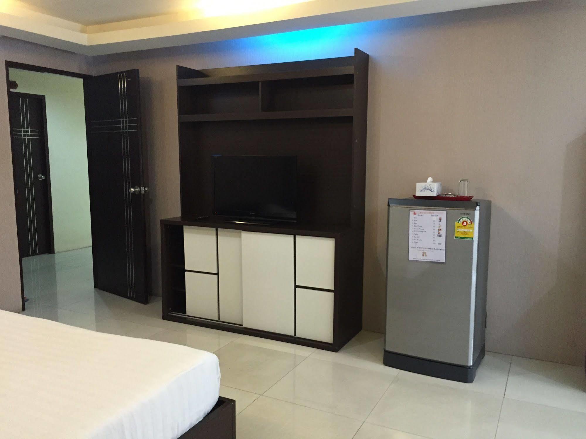 Royal Bombay Suites Jomtien Beach Exterior photo