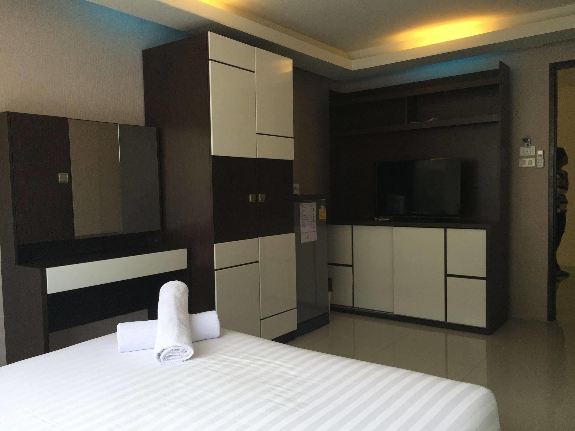 Royal Bombay Suites Jomtien Beach Exterior photo