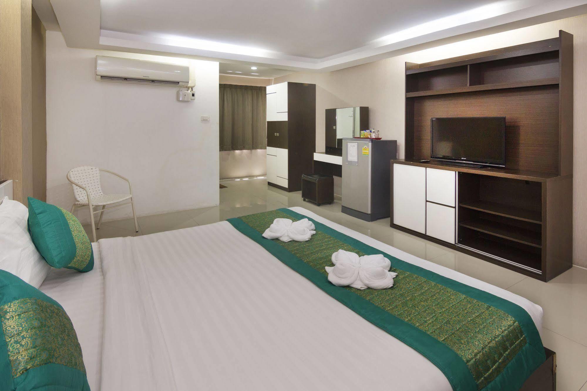 Royal Bombay Suites Jomtien Beach Exterior photo