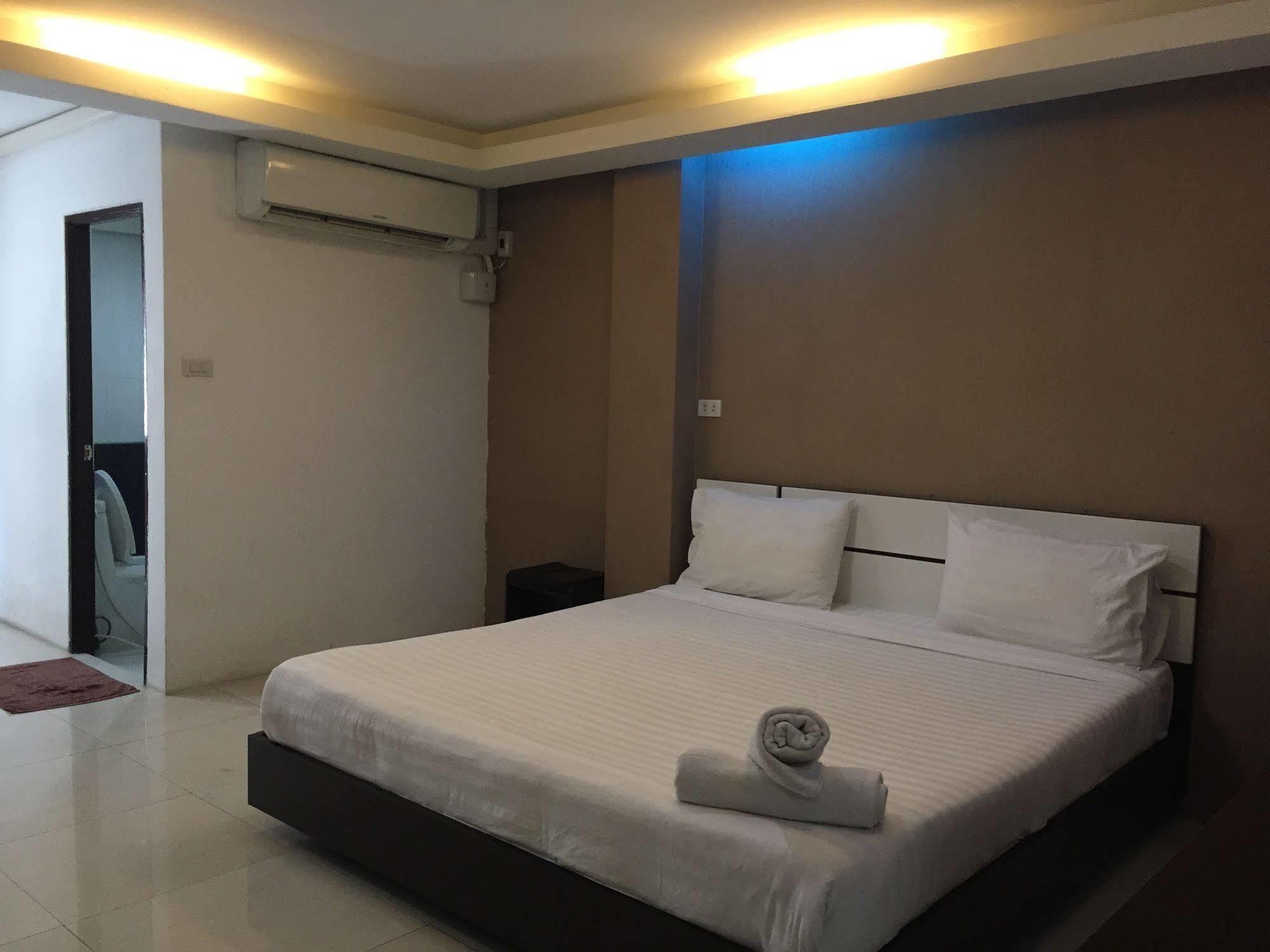 Royal Bombay Suites Jomtien Beach Exterior photo