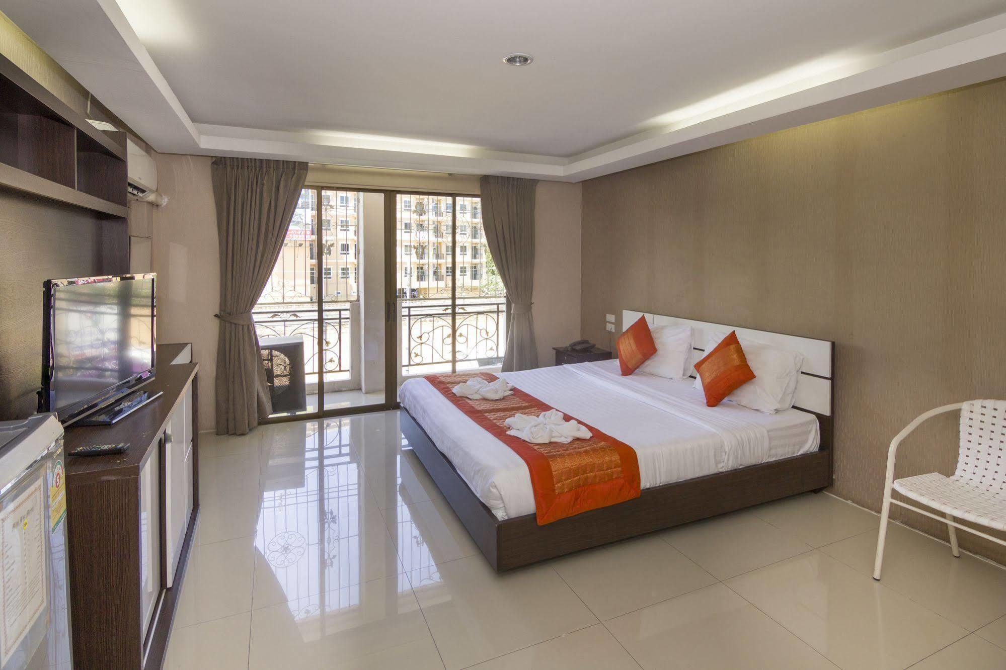 Royal Bombay Suites Jomtien Beach Exterior photo