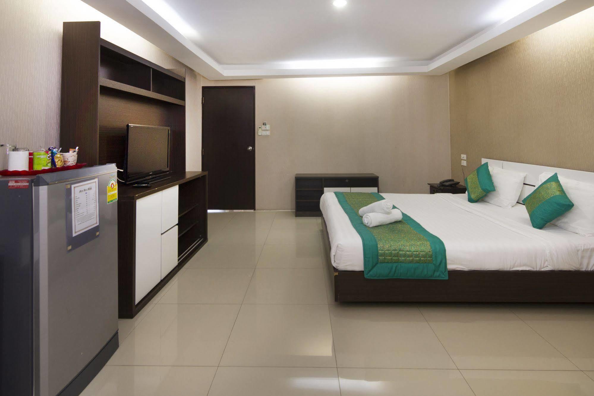 Royal Bombay Suites Jomtien Beach Exterior photo