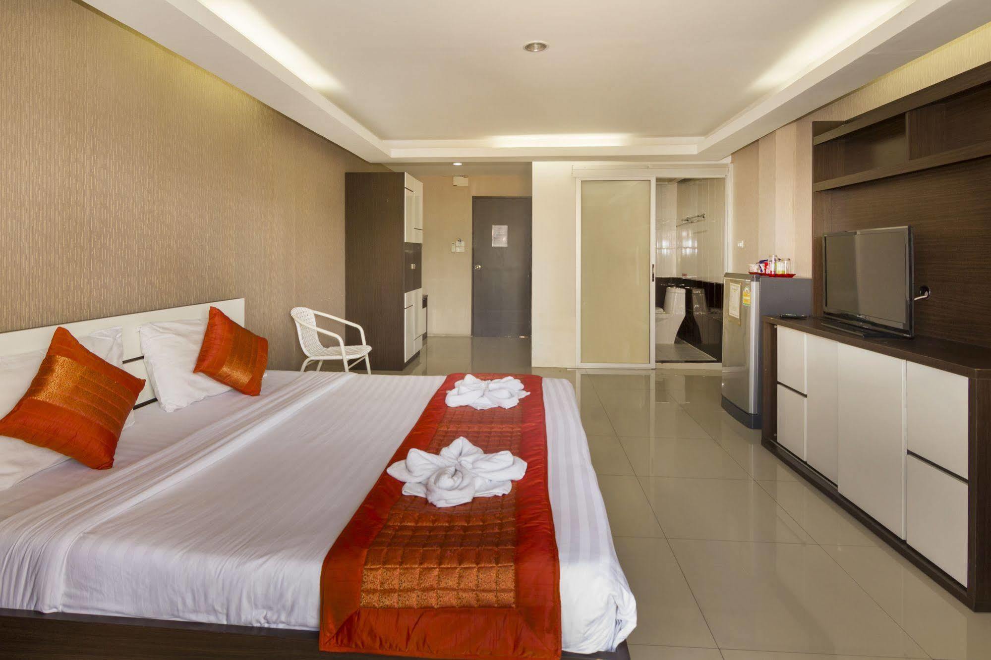 Royal Bombay Suites Jomtien Beach Exterior photo
