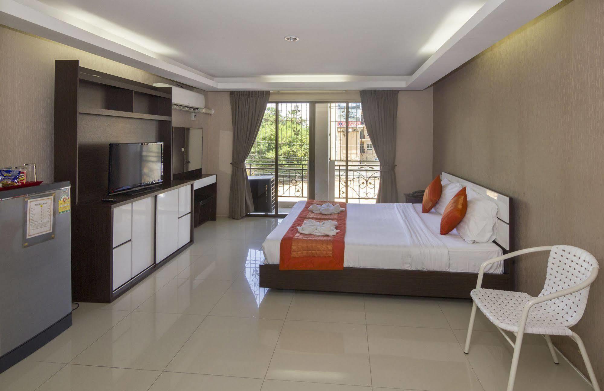 Royal Bombay Suites Jomtien Beach Exterior photo