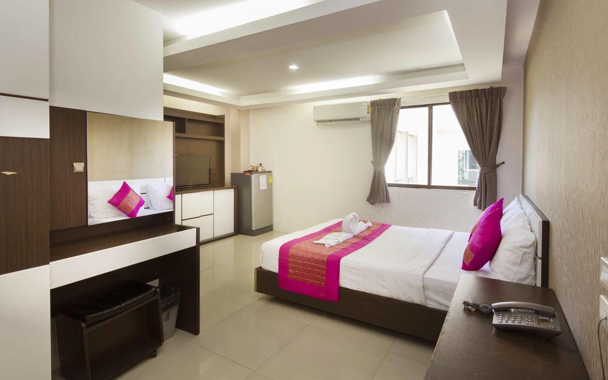 Royal Bombay Suites Jomtien Beach Exterior photo