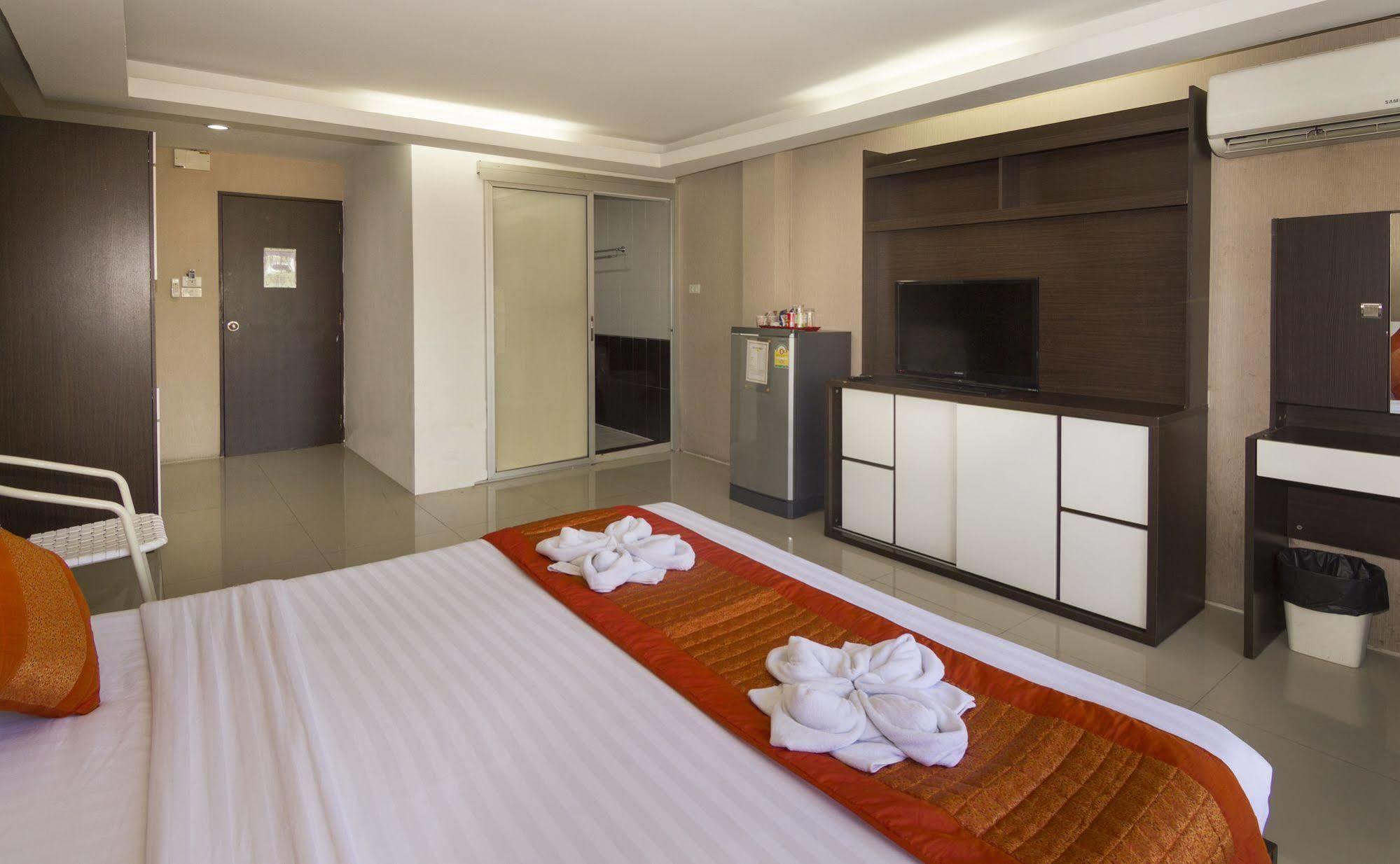 Royal Bombay Suites Jomtien Beach Exterior photo